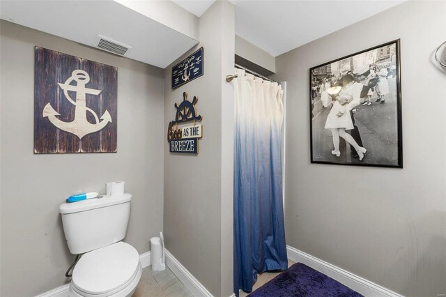 full bathroom with visible vents, baseboards, toilet, and a shower with curtain