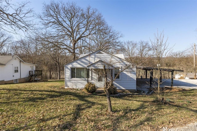 view of front of home featuring a front yard