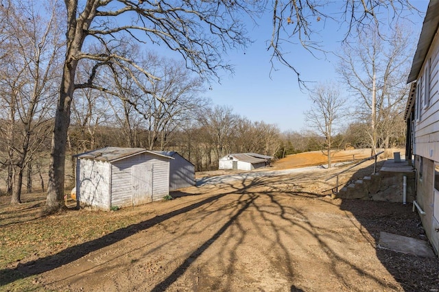 view of yard featuring a storage unit and an outdoor structure