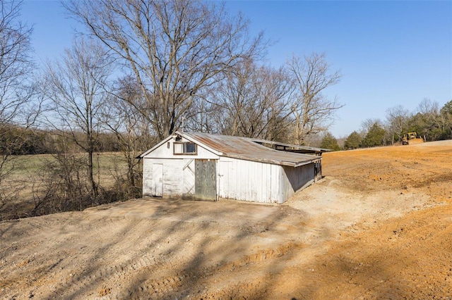 view of outdoor structure featuring an outbuilding