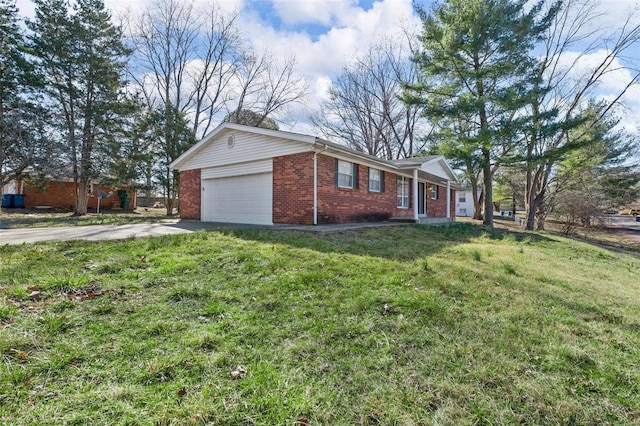 view of front facade featuring a front yard, an attached garage, brick siding, and driveway