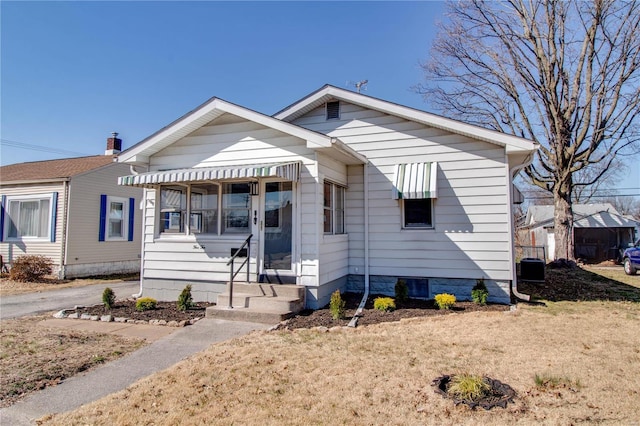 bungalow featuring a front lawn