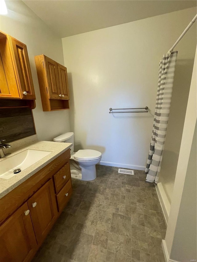 full bathroom featuring visible vents, baseboards, toilet, a shower with shower curtain, and vanity