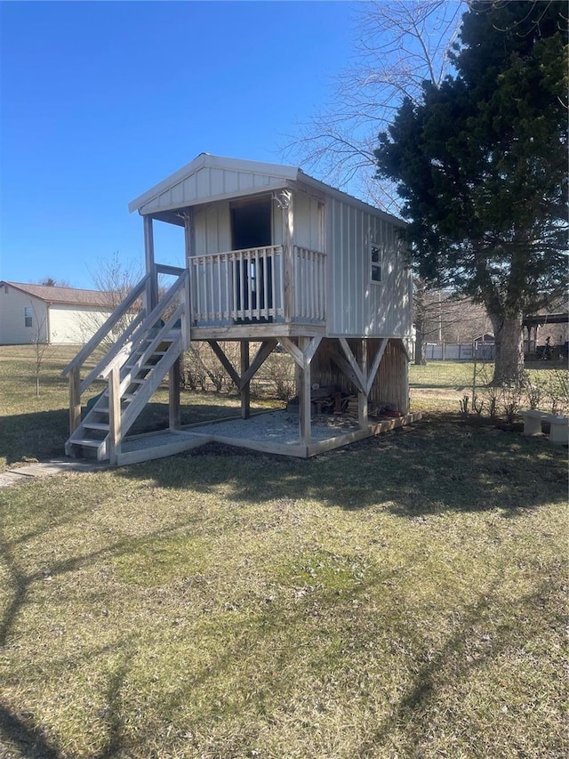 view of front of house featuring a front yard