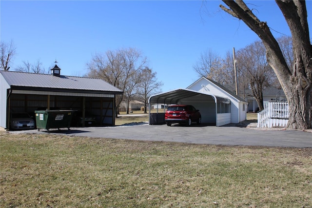 view of yard featuring a detached carport and driveway