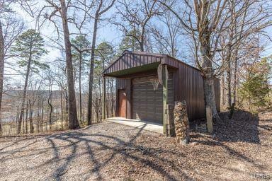 view of outdoor structure with an outbuilding and driveway