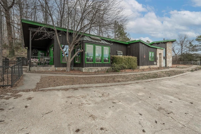 view of front of property with concrete driveway