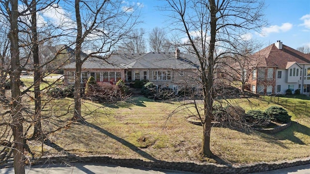 view of front of house featuring a front lawn and fence