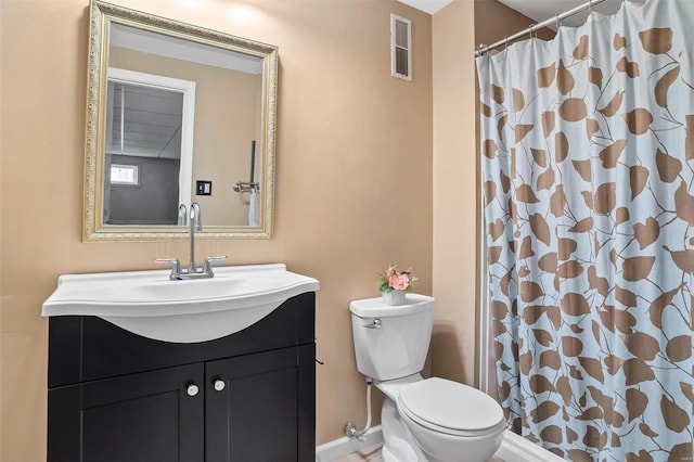 full bathroom featuring visible vents, toilet, a shower with curtain, baseboards, and vanity