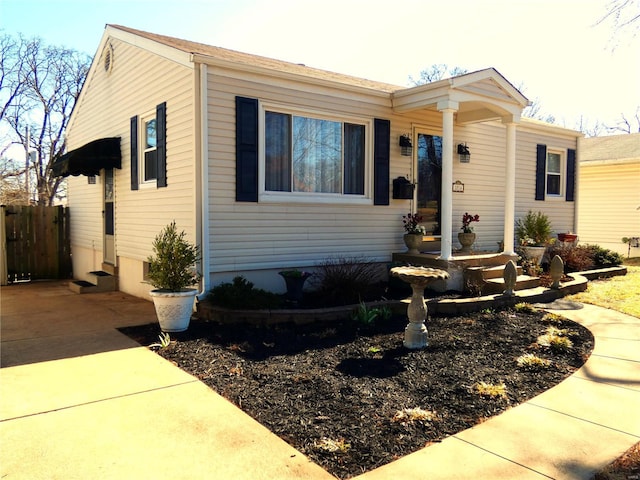 view of front facade with entry steps and fence