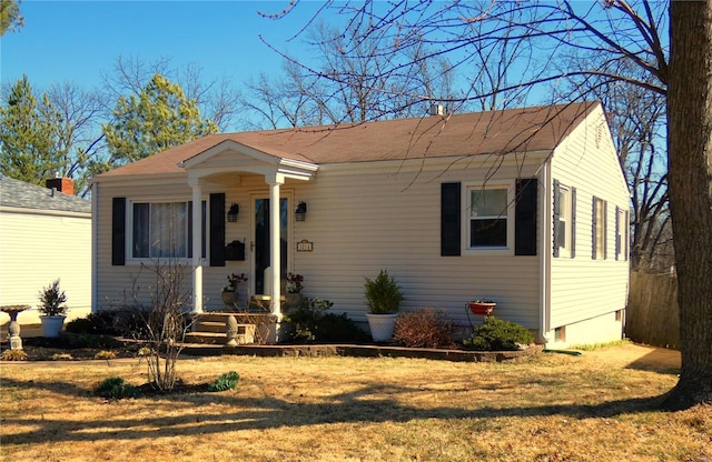 view of front facade with a front lawn