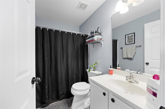 full bath featuring visible vents, toilet, vanity, and a shower with shower curtain