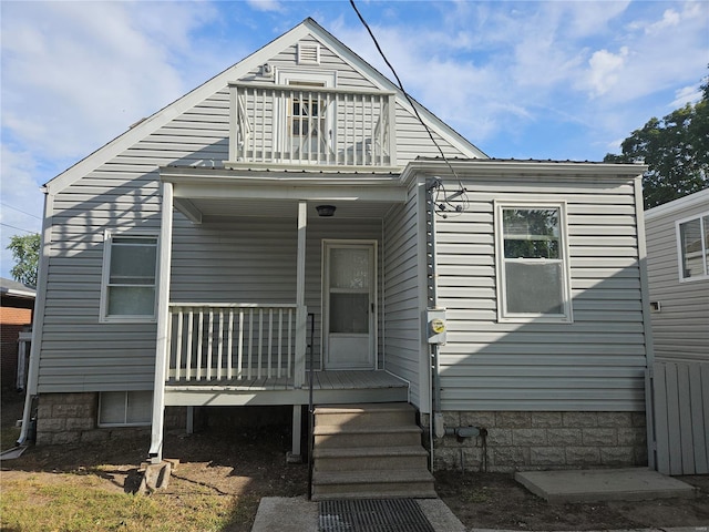 view of front facade featuring metal roof and covered porch