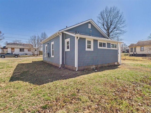 view of side of property featuring a yard