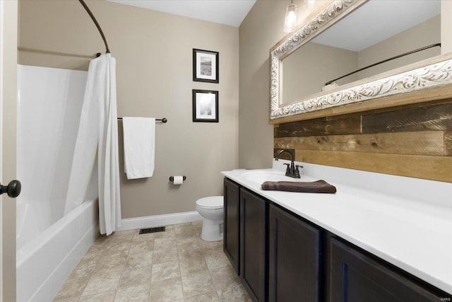 full bath with visible vents, baseboards, toilet, shower / tub combo with curtain, and vanity