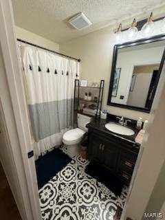 full bath featuring visible vents, toilet, a textured ceiling, a shower with shower curtain, and vanity