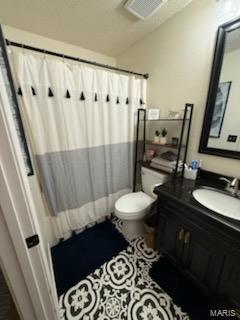 full bathroom featuring vanity, a shower with shower curtain, toilet, and visible vents