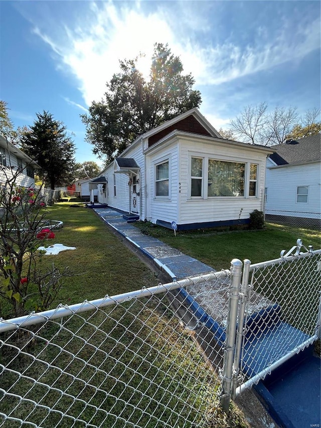 view of front of home featuring a fenced front yard, a front lawn, and a gate