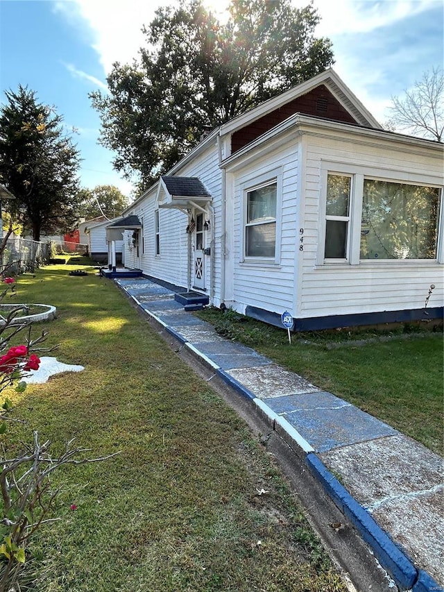 view of front of home with a front lawn