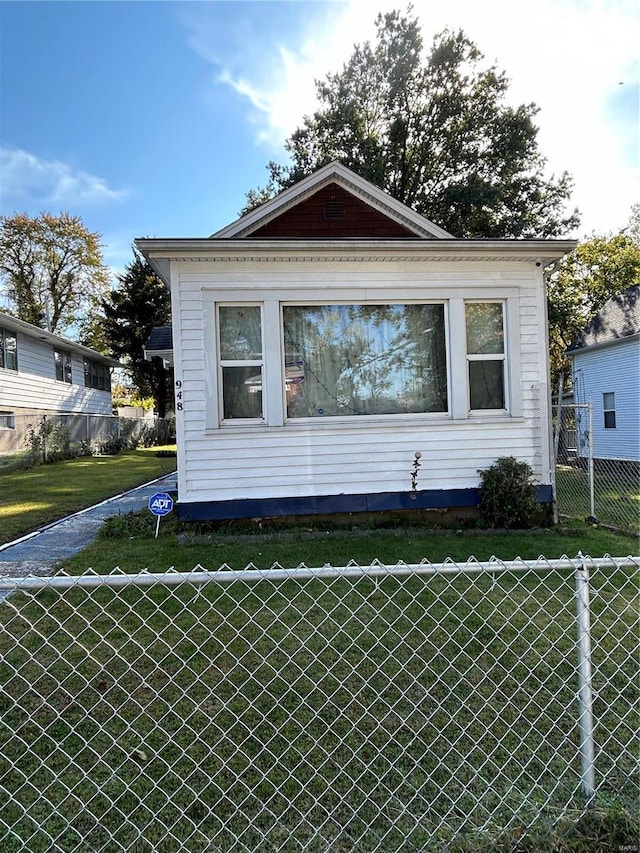 view of front of property featuring a front lawn and fence