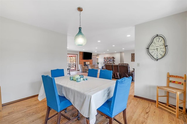 dining area with recessed lighting, light wood-type flooring, and baseboards