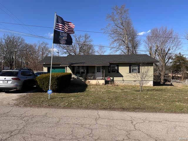 view of front of property featuring crawl space, covered porch, and a front lawn