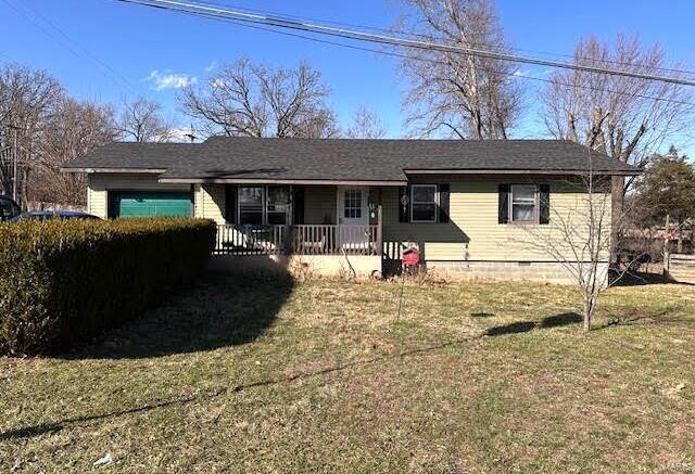 single story home featuring covered porch and a front lawn