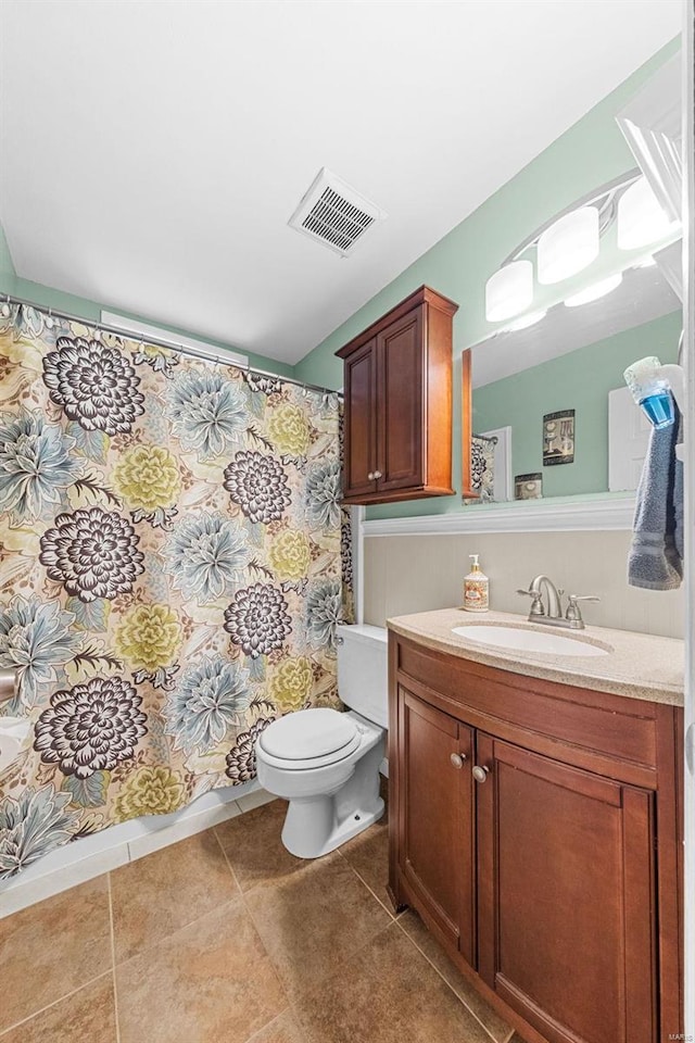 full bath with tile patterned flooring, visible vents, toilet, a shower with curtain, and vanity