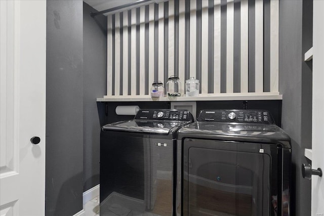 laundry area with laundry area, baseboards, and washing machine and clothes dryer