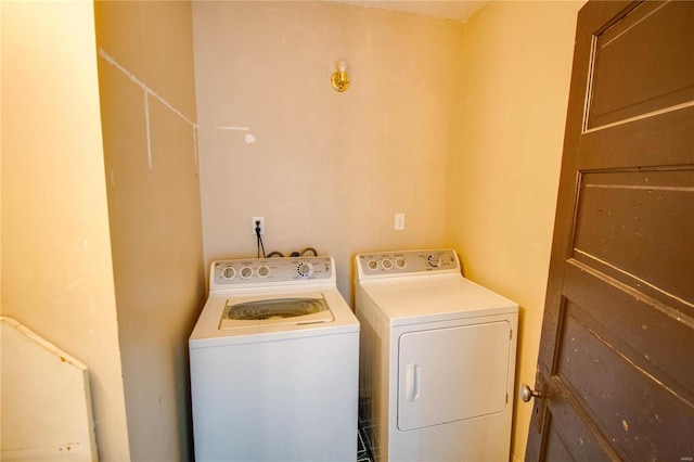 laundry room with laundry area and independent washer and dryer