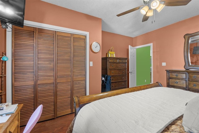 bedroom featuring ceiling fan, wood finished floors, a closet, and a textured ceiling