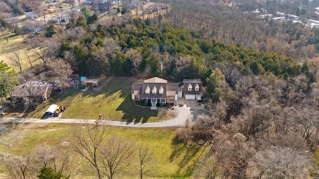 birds eye view of property featuring a forest view