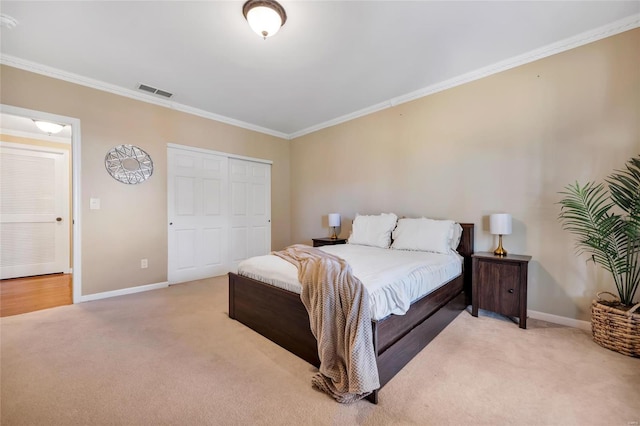 bedroom with baseboards, visible vents, and light carpet