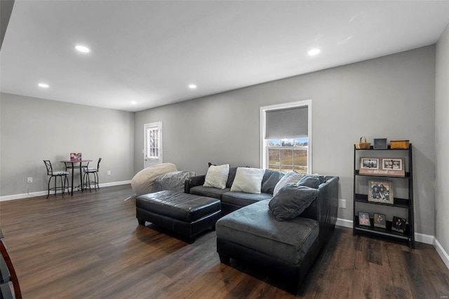 living area with dark wood-type flooring, recessed lighting, and baseboards