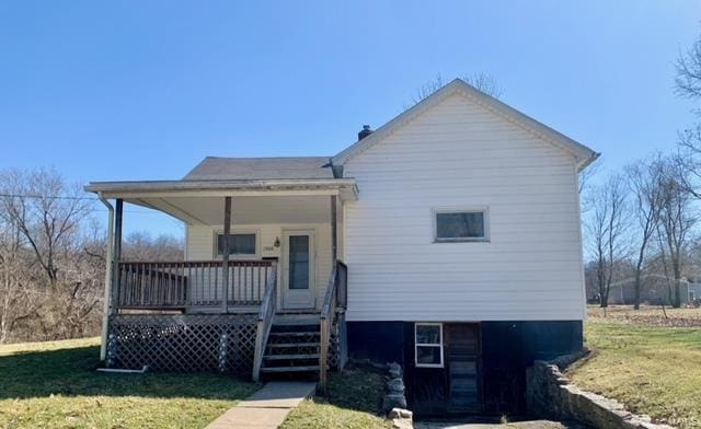 view of front of property featuring a porch and a front yard