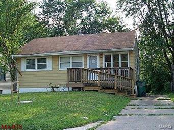 view of front of house featuring a front lawn