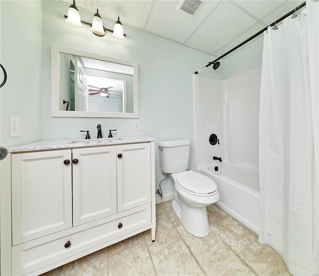 full bath featuring visible vents, toilet, shower / tub combo with curtain, a drop ceiling, and vanity