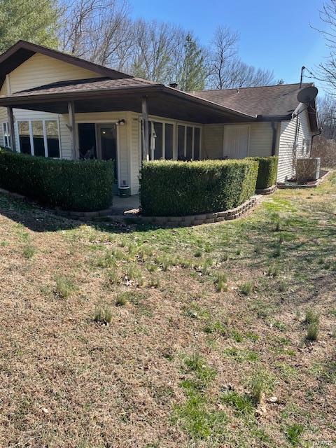 single story home featuring a front yard