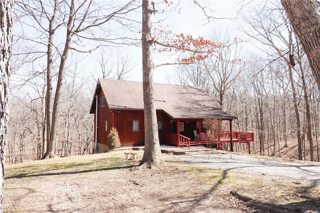 chalet / cabin featuring dirt driveway