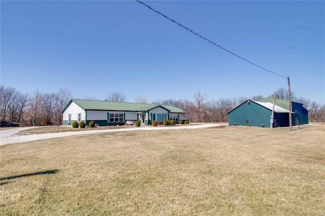 view of front of home featuring an outbuilding, a front yard, and a pole building