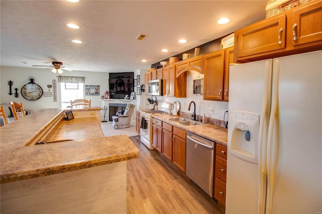 kitchen with visible vents, a sink, light wood-style floors, appliances with stainless steel finishes, and light countertops