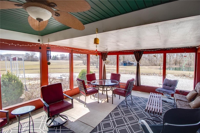 sunroom with ceiling fan