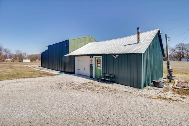 view of outdoor structure featuring an outbuilding