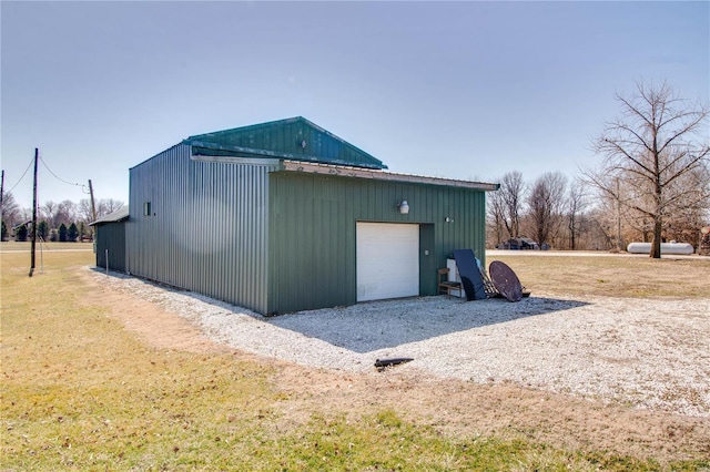 view of outdoor structure with an outbuilding