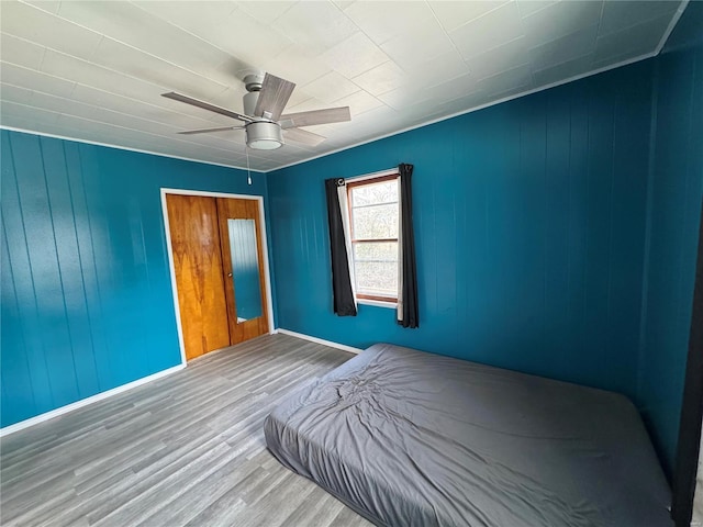 unfurnished bedroom featuring wood finished floors and ceiling fan