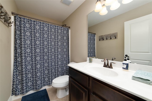 full bath featuring a notable chandelier, toilet, vanity, and a shower with shower curtain