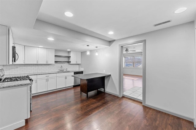 kitchen with visible vents, decorative backsplash, appliances with stainless steel finishes, and dark wood-style flooring