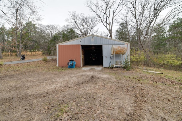 view of pole building featuring dirt driveway