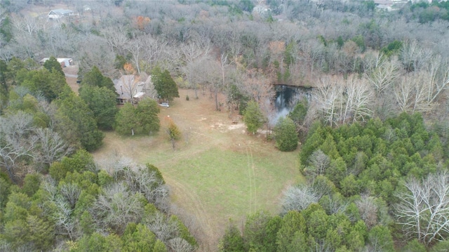 birds eye view of property featuring a forest view