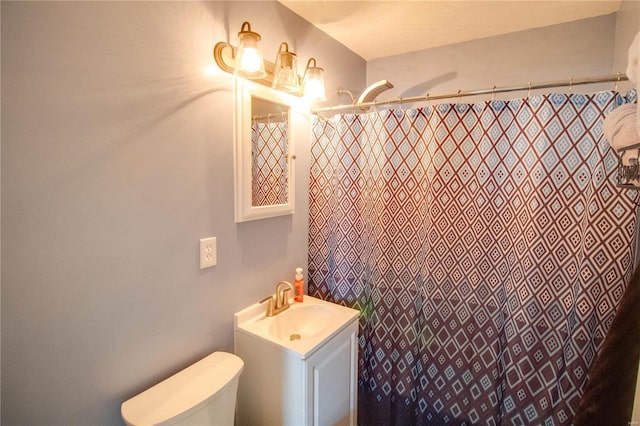 full bath featuring curtained shower, toilet, and vanity